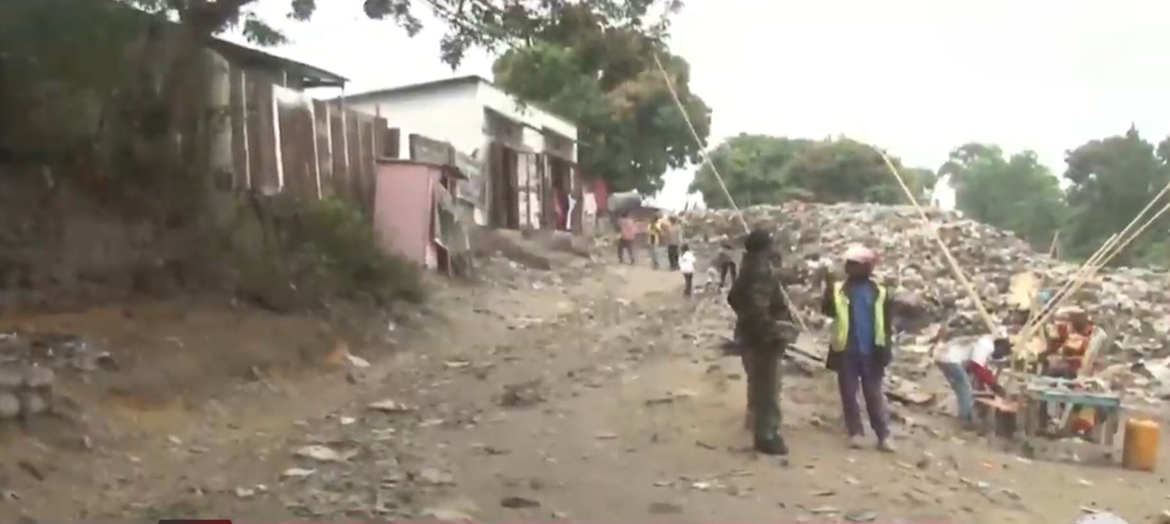 Makazou étouffe sous les déchets : Un dépotoir géant bloque la circulation et menace la santé des riverains