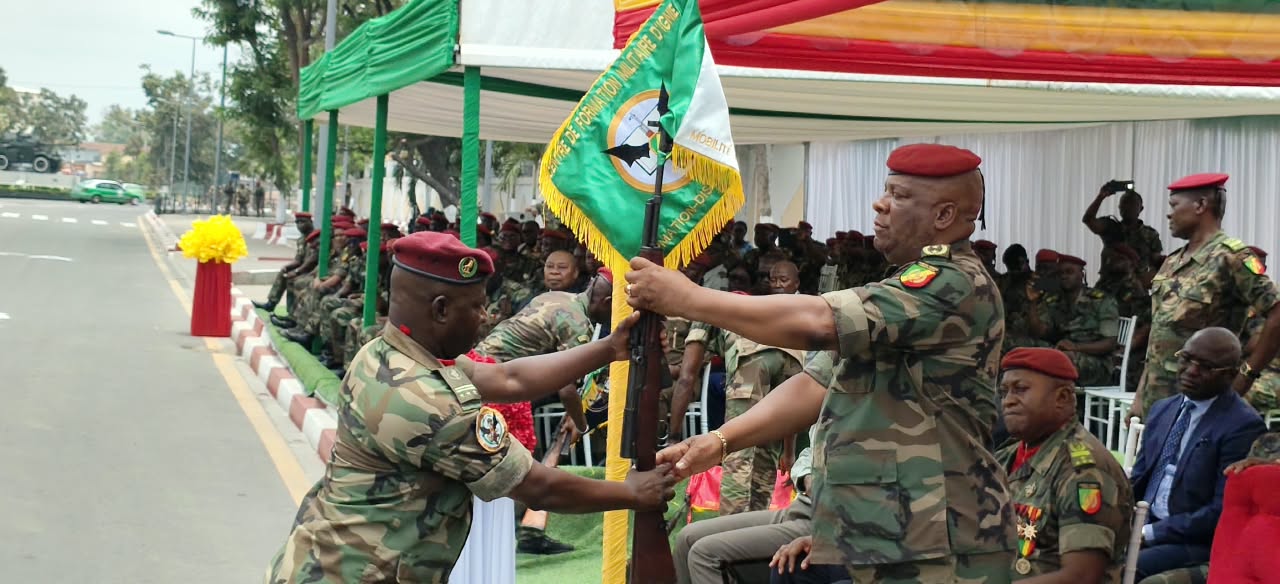 Décoration de l'étendard et présentation des fanions des grandes formations de la DGSP